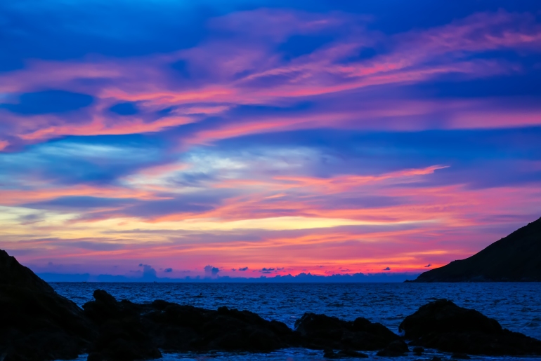 photo credit: forum.linvoyage.com Bright sunset at Andaman sea via photopin (license)